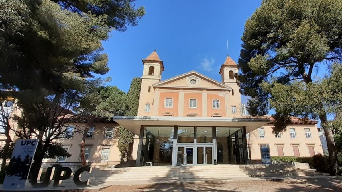 Entrada en el Barcelona Supercomputing Center en los Jardines de la Torre Girona