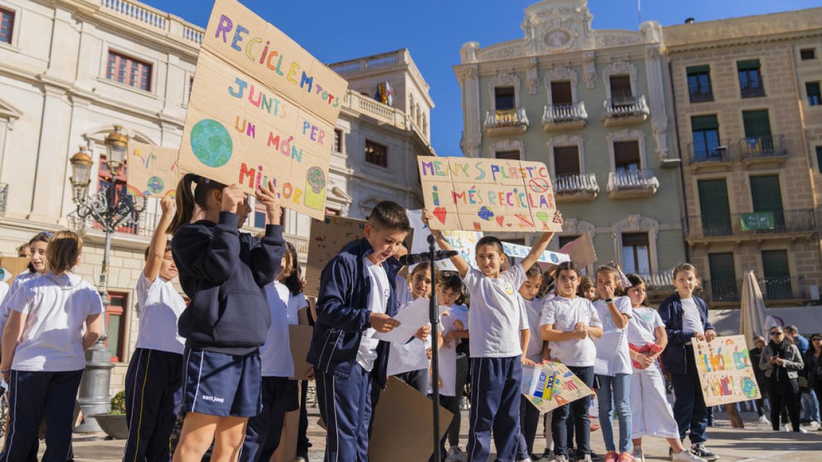 Los alumnos de Reus hacen escuchar su grito contra el cambio climático en el Mercadal