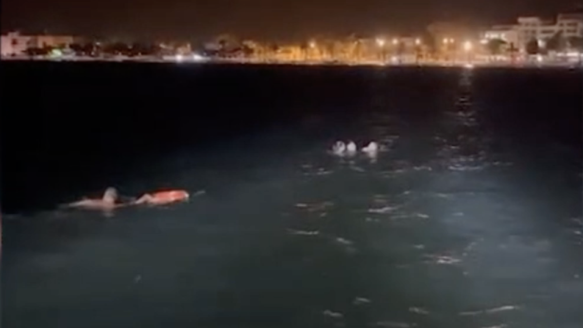 Dos mossos y un policía local de Roses salvan a un joven de 19 años que cayó al mar desde el espigón