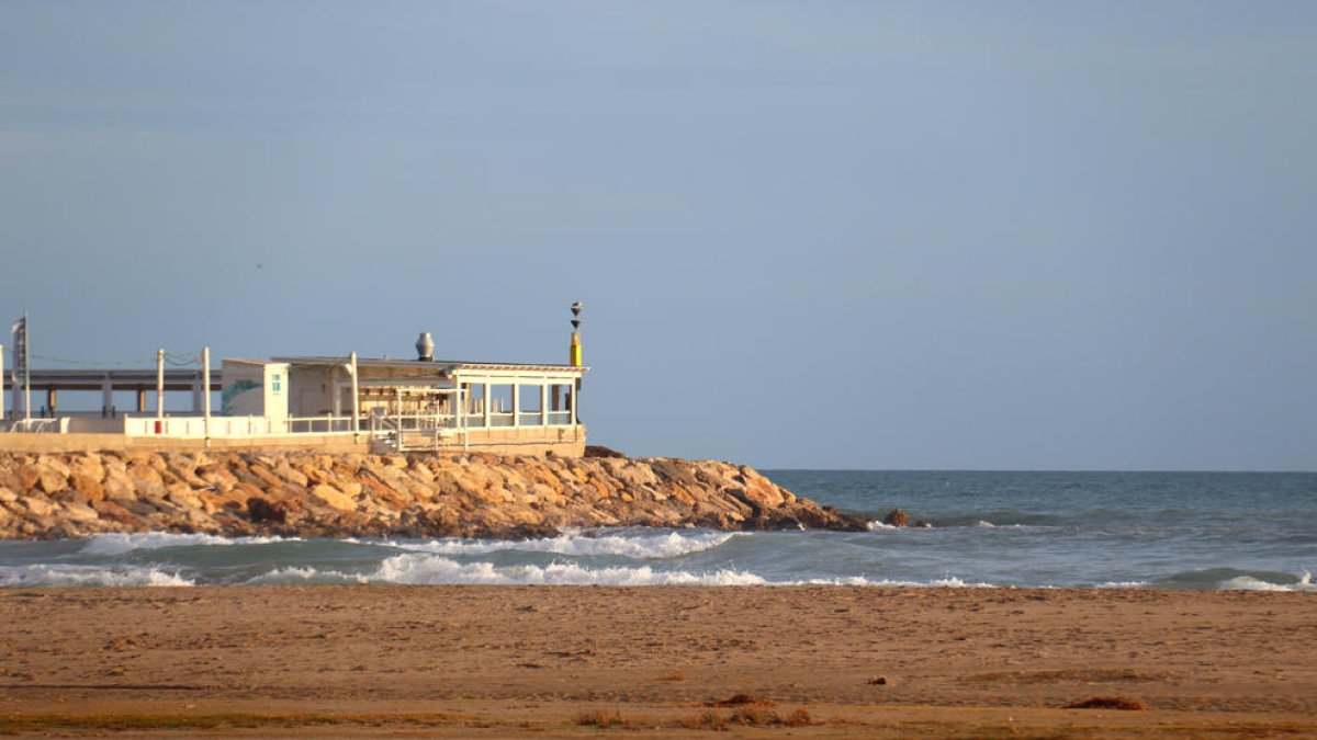 Muere ahogado un hombre en la playa de Coma-ruga después de que su embarcación volcara