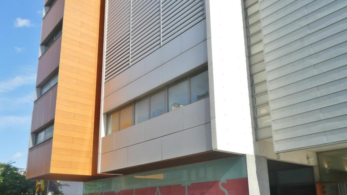 Un home n'apunyala un altre mentre esperen per declarar als Jutjats de Santa Coloma de Gramenet