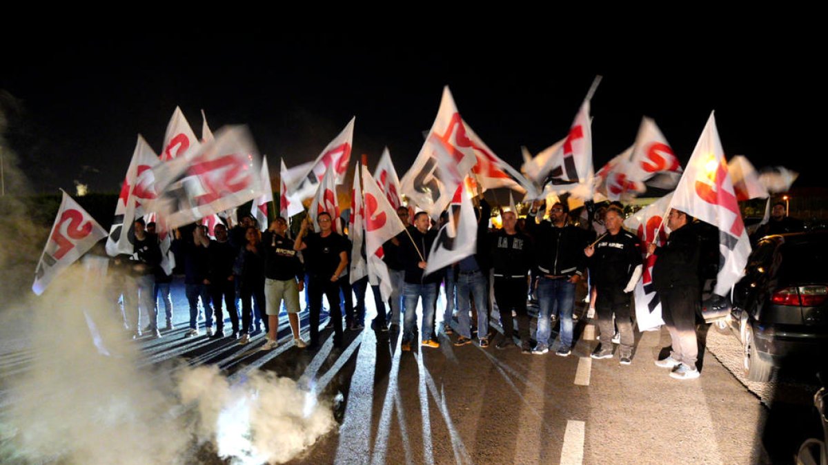 Trabajadores de mantenimiento de Repsol protestan por los cambios de la bolsa de horas impuestos por la dirección