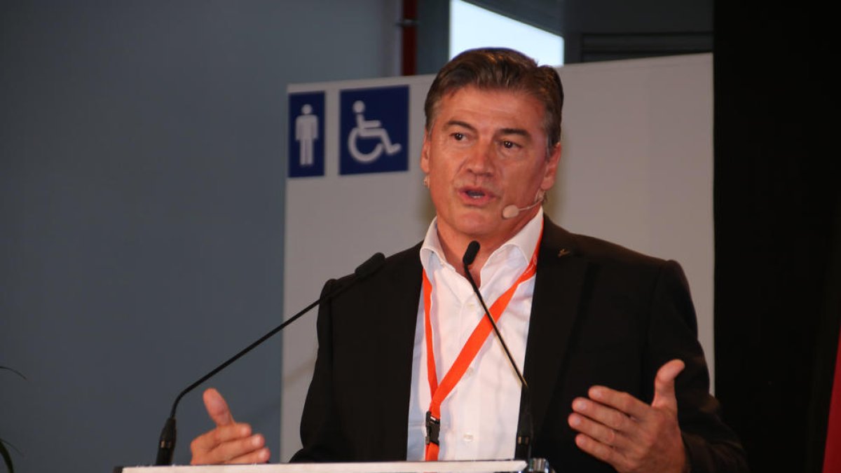 Cañete dice en Tarragona que a las pymes les «inquieta mucho» la reducción de la jornada