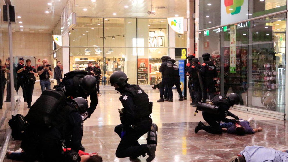 Un gran simulacro transforma Sants en una estación en emergencia para poner a prueba la respuesta antiterrorista