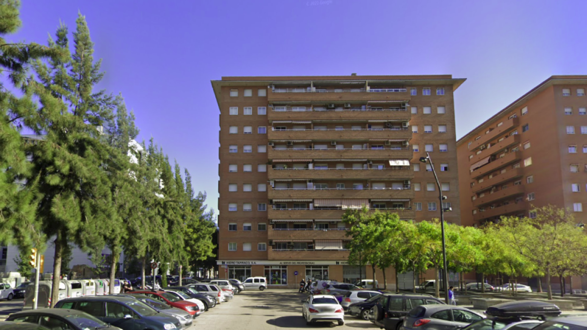 Dos personas afectadas por un incendio en un edificio en Torres Jordi