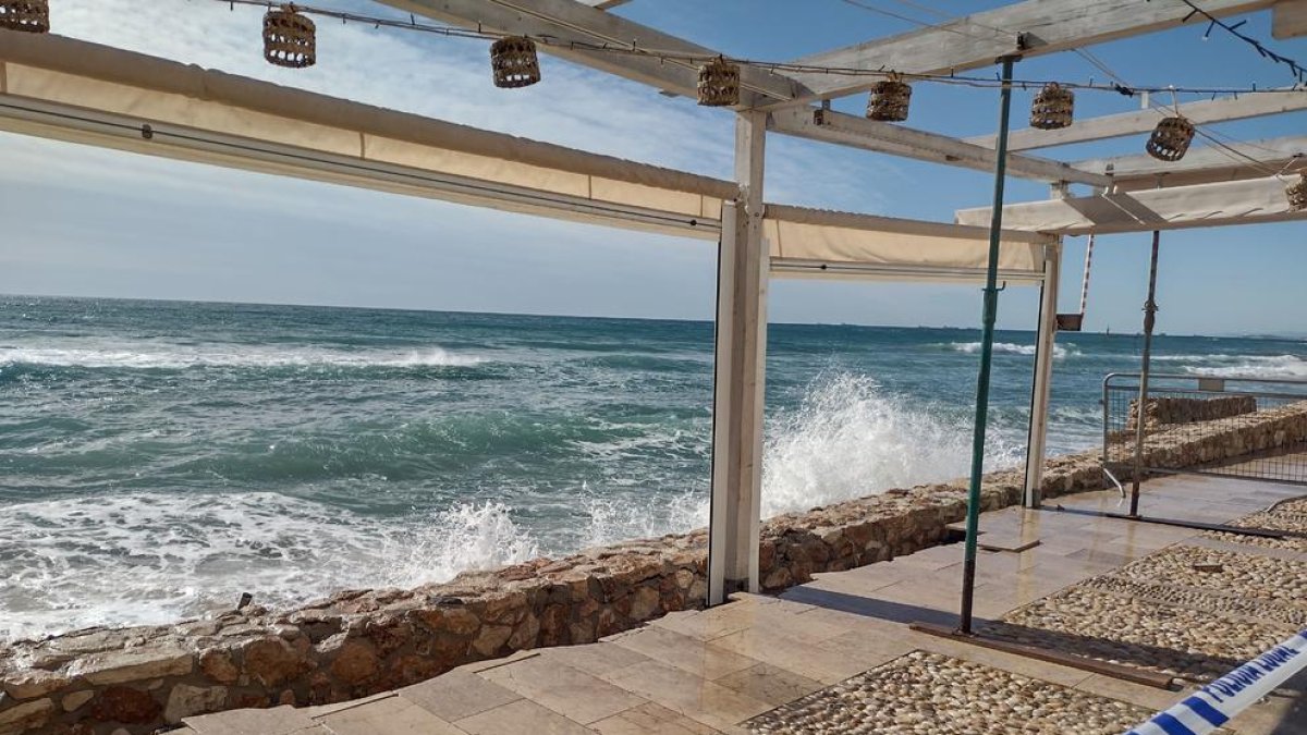Altafulla evalúa las afectaciones causadas por el fuerte oleaje en el paseo marítimo