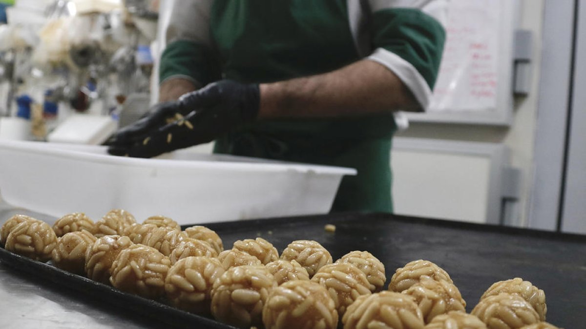 Alertan de que la mayoría de panellets no son aptos para celíacos porque la harina de almendra puede contener trazas de gluten