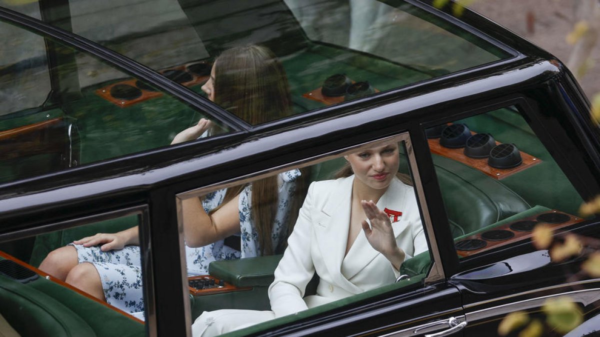 La princesa Elionor jura la constitución por su mayoría de edad después de llegar al Congreso entre honores militares