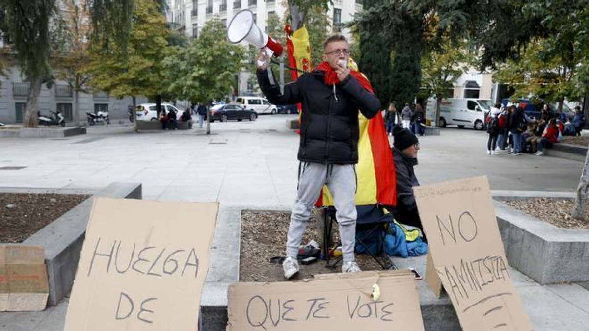 Un hombre inicia una huelga de hambre encadenándose frente al Congreso como protesta contra la amnistía