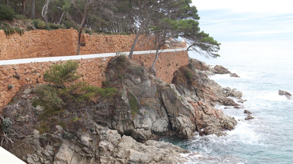 Barcelona: Mor un home després de caure des d'una alçada de dotze metres a la vora del mar
