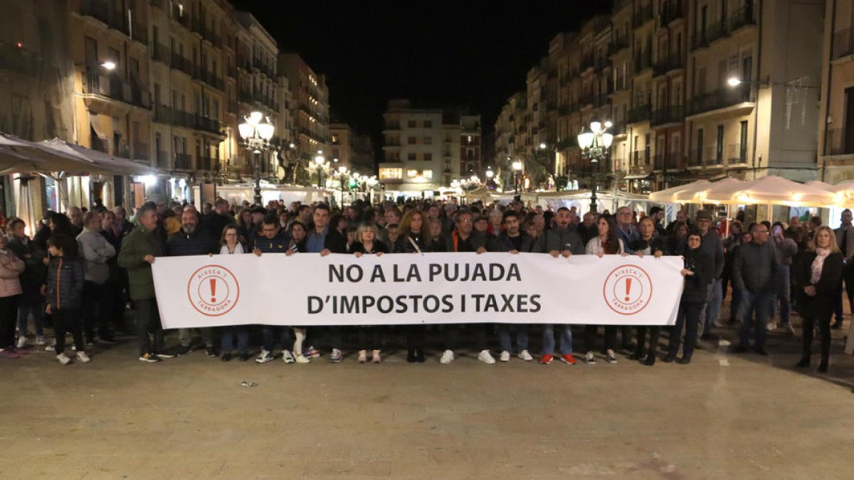Un centenar de personas protesta contra la subida de impuestos de Tarragona