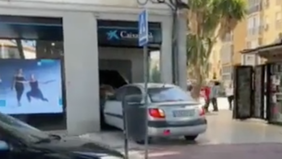 Málaga: Detenido por embestir una sucursal bancaria con su coche porque el cajero «no le daba dinero»