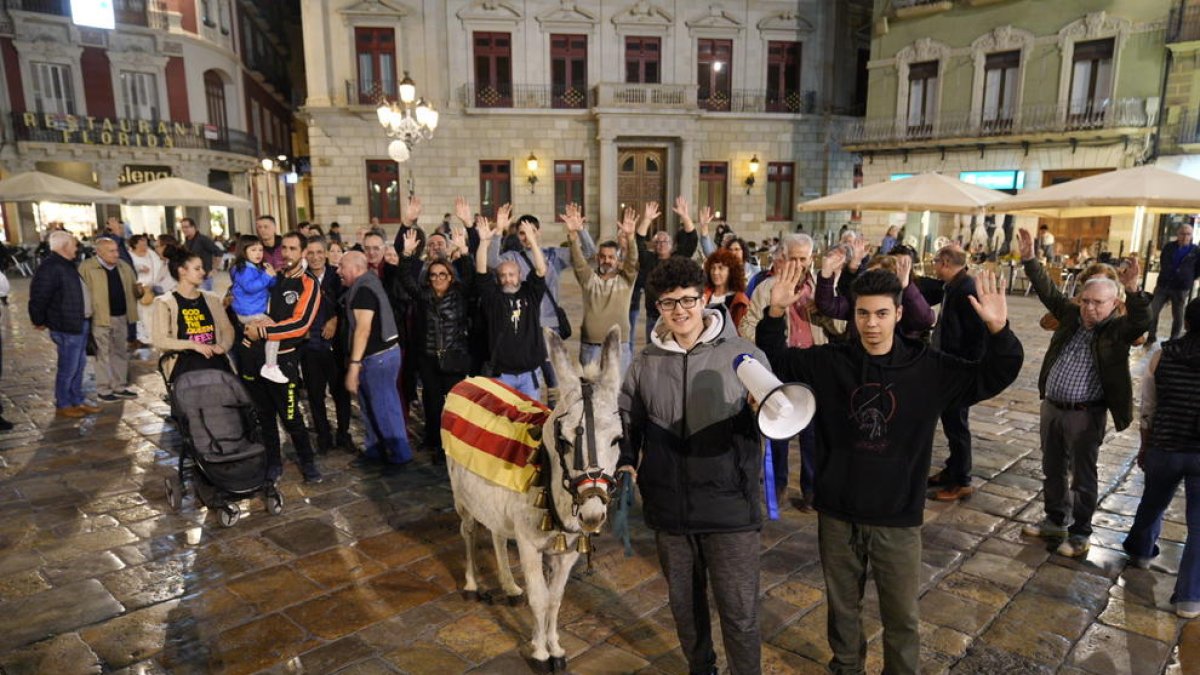 El tercer dilluns de protestes a Reus pels impostos reuneix una vuitantena de persones i un ase
