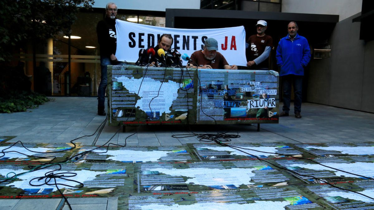 Una vintena d'entitats denuncien que la CHE «es renta la imatge» amb la mobilització de sediments de Mequinensa