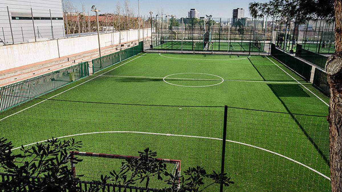 Descobreix que la seva dona l'enganya per un error en el lloguer d'una pista de futbol i ho explica en una ressenya de Google