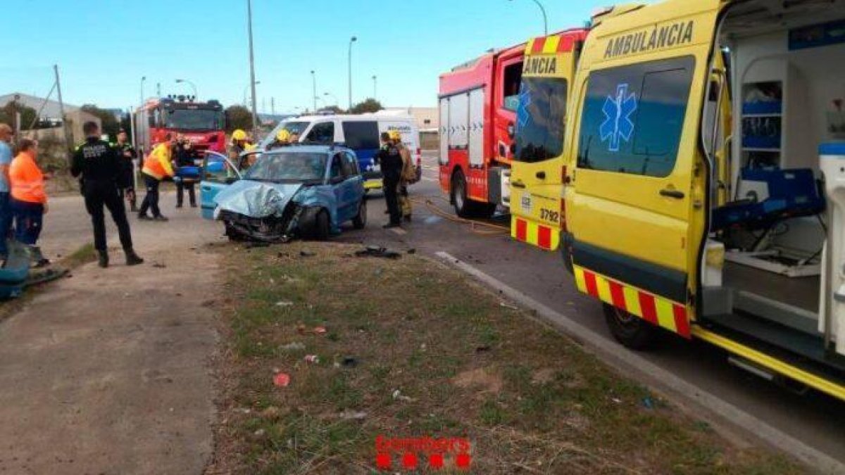Tres ferits en un accident entre un camió de la brossa i un turisme a Riuclar
