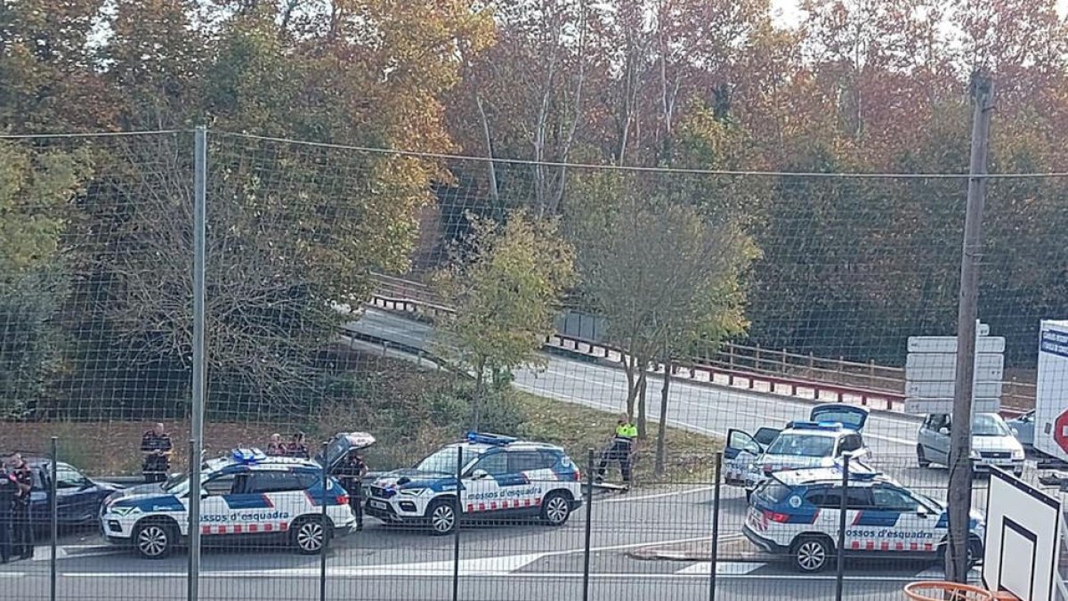 Detingut un conductor a Aiguaviva després de saltar-se un control amb un cotxe robat i circular sense carnet