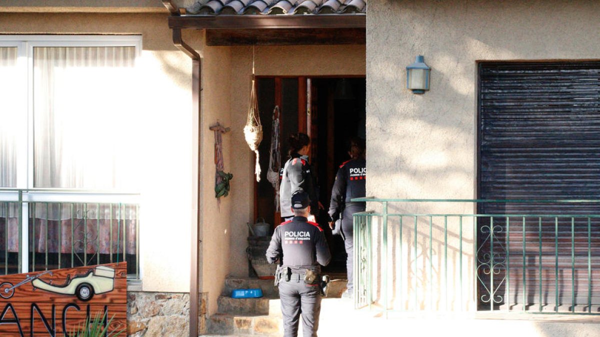 Els Mossos detenen l'home que s'ha atrinxerat en una casa a Lloret de Mar quan l'anaven a desnonar