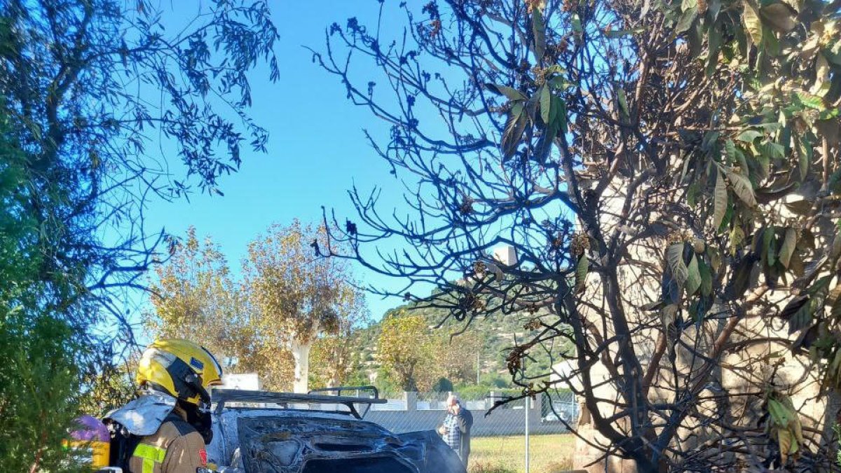 Crema un cotxe a la carretera de la Sénia d'Ulldecona