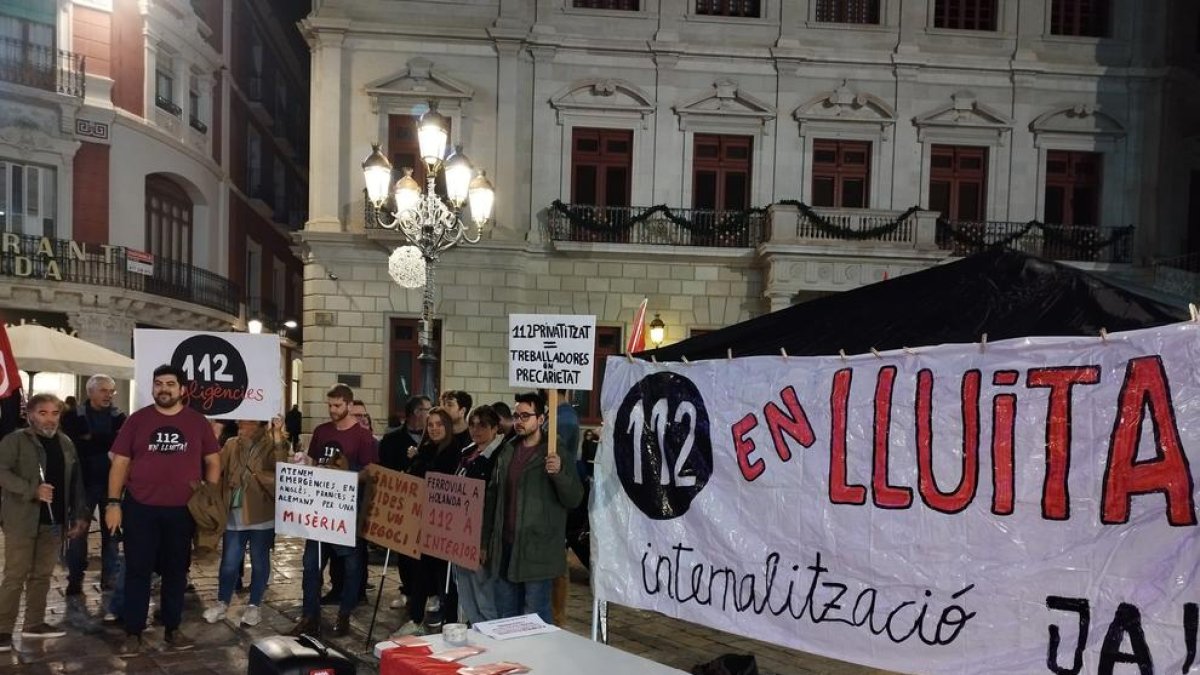 La huelga indefinida del 112 se da a conocer justo en medio de la plaza del Mercado