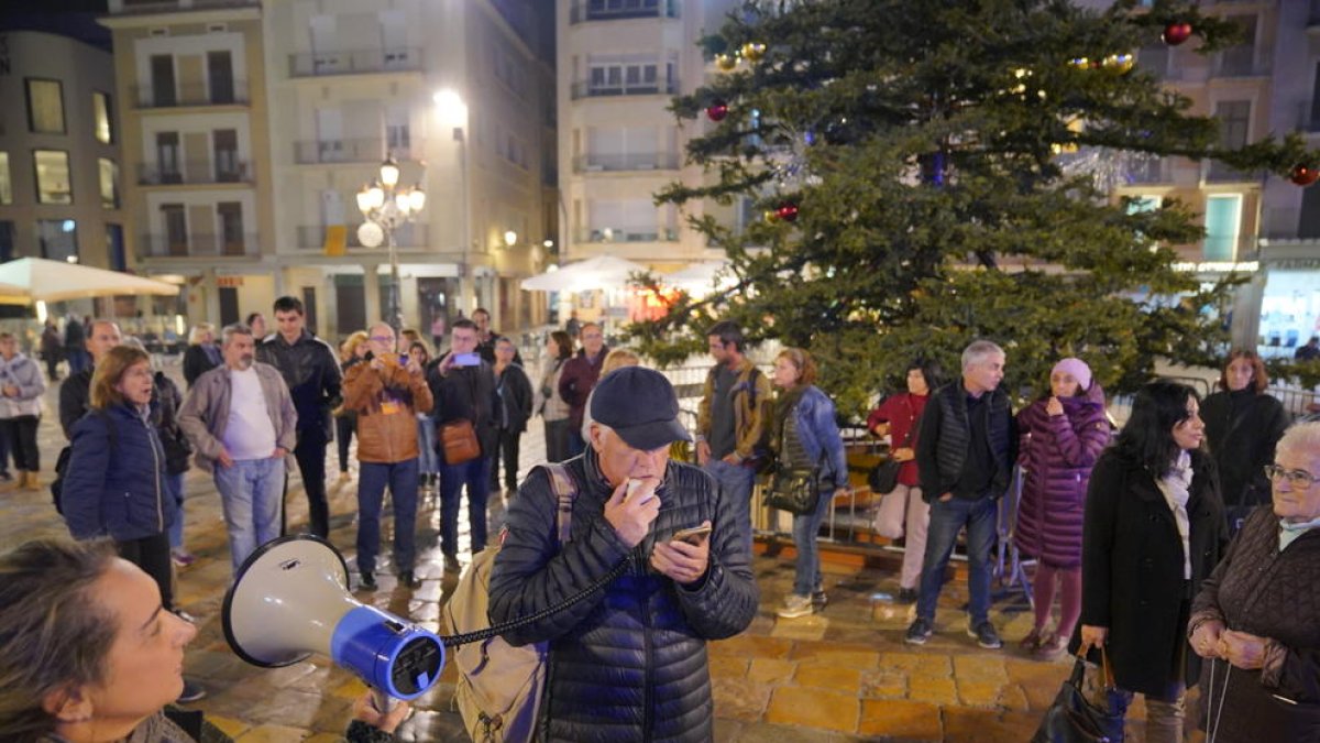 Una cuarentena de personas piden al árbol de Navidad de Reus «que nos rebajen los impuestos»