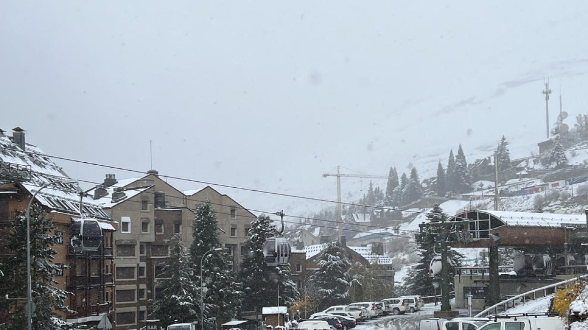 Baqueira Beret trabaja para poder abrir entre 25 y 30 kilómetros de pistas el próximo sábado