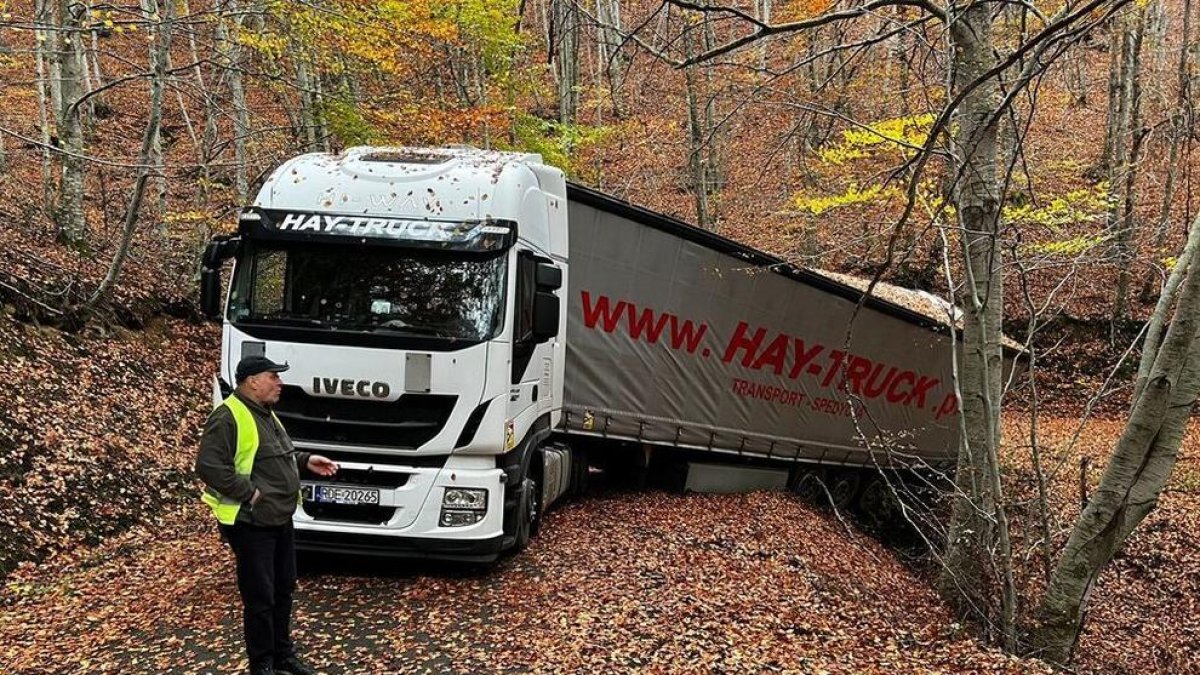 El GPS le juega una mala pasada y queda atrapado en un camino al buscar una gasolinera que no existe