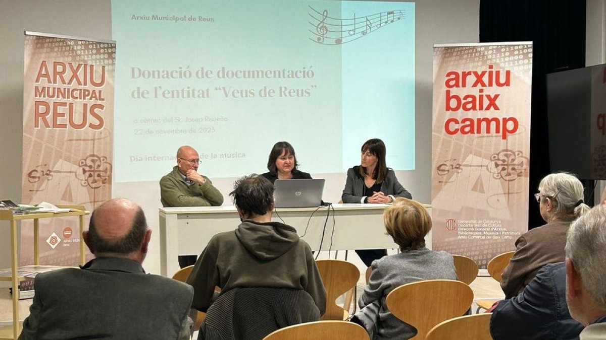 El grup d'havaneres Les Veus de Reus fa una donació del seu material a l'Arxiu Municipal