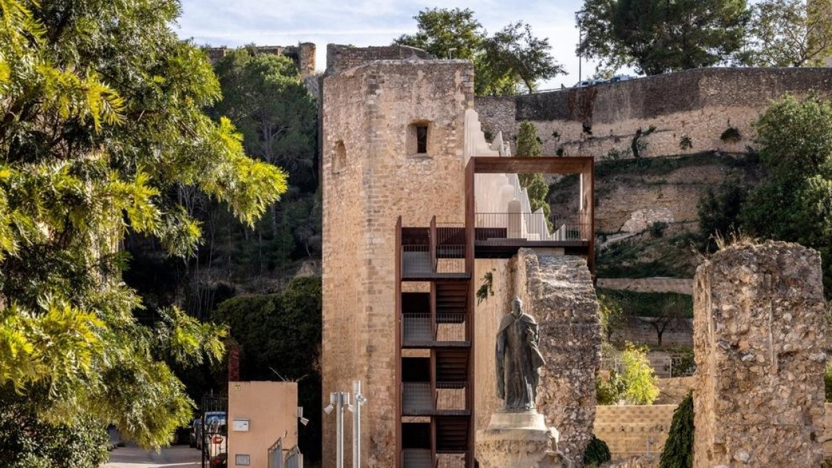 Tortosa recupera el paso de ronda medieval de las Murallas después de casi un año de obras