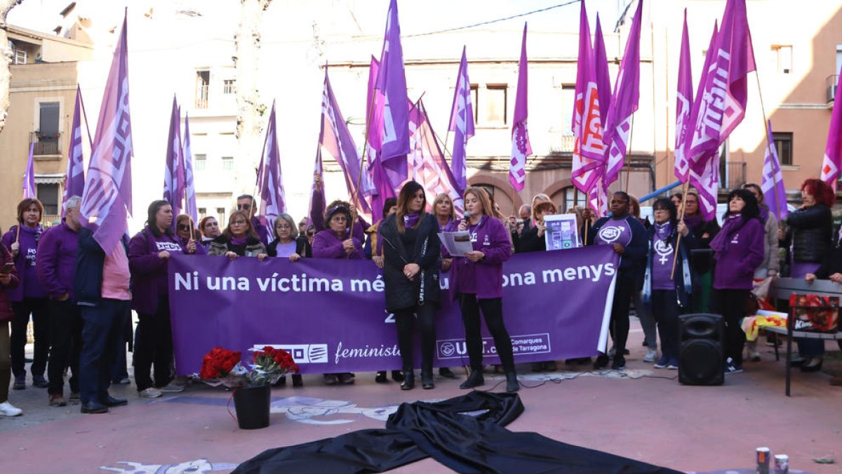 El clam dels sindicats contra les violències masclistes reuneix prop d'un centenar de persones a Tarragona
