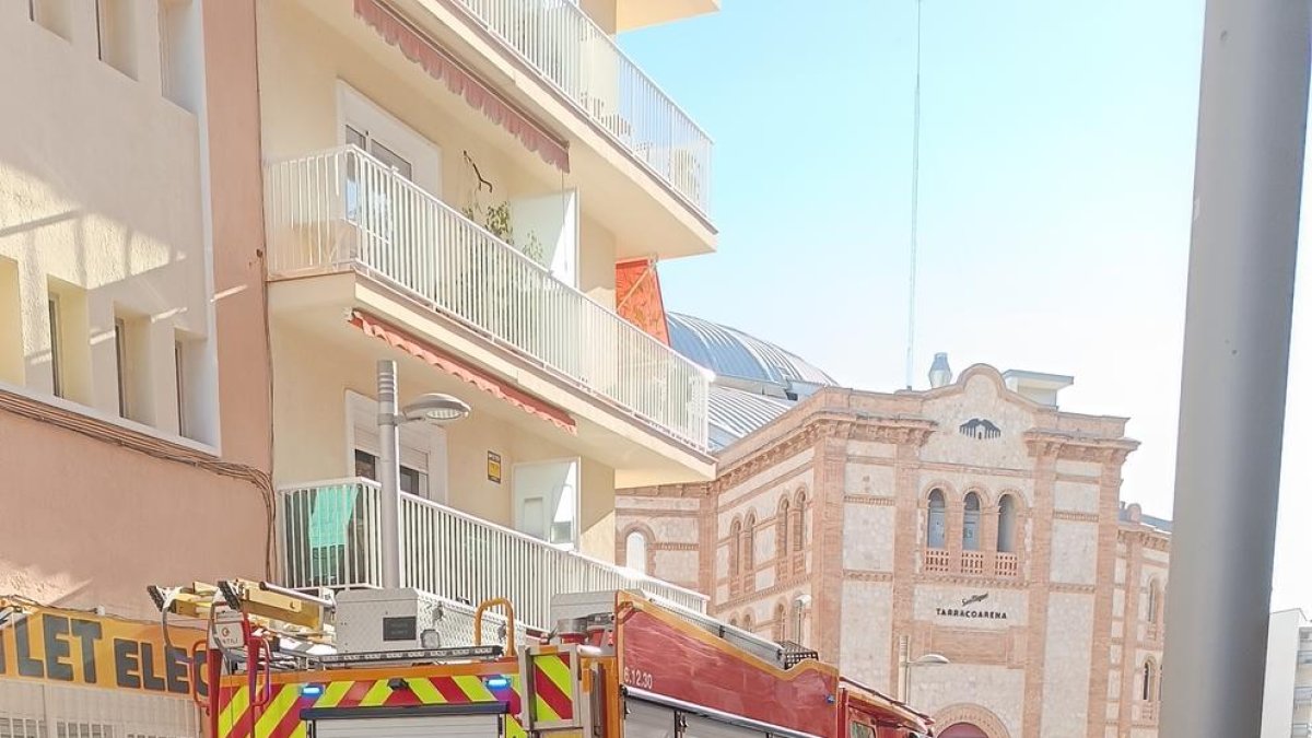 Un incendi en un moble de bany provoca un ensurt en un pis de Tarragona