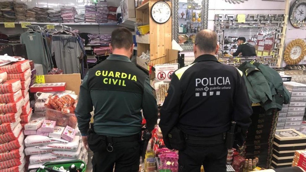 Un basar és denunciat i centenars de productes són retirats en una inspecció policial a Reus