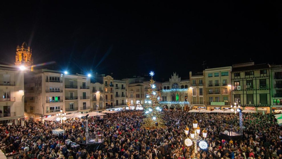 La Navidad llega a Reus con el espectáculo del encendido de luces y una bola de luz 'instagrameable'