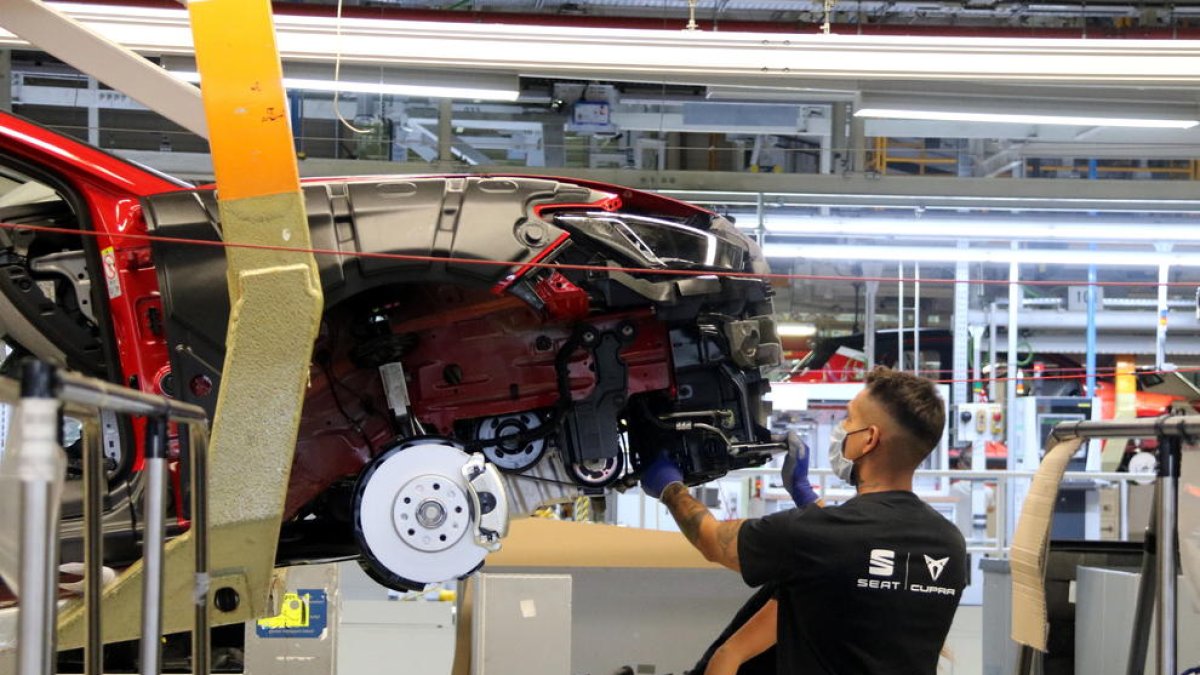 Fecavem urge a agilizar las ayudas para la compra de coches eléctricos para renovar un parque muy envejecido