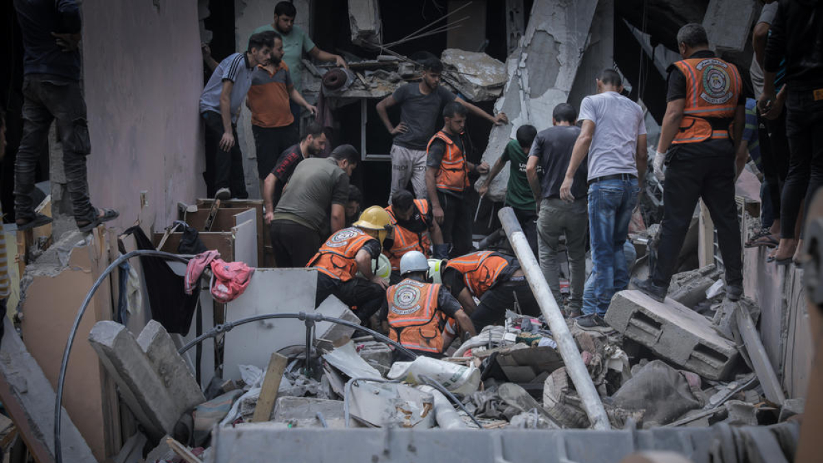 Rescate de civiles en Gaza después de un bombardeo