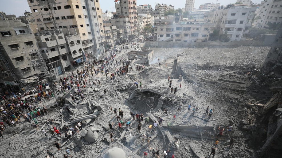 Hamás libera a doce rehenes e Israel suelta treinta presos palestinos en el cuarto día de tregua