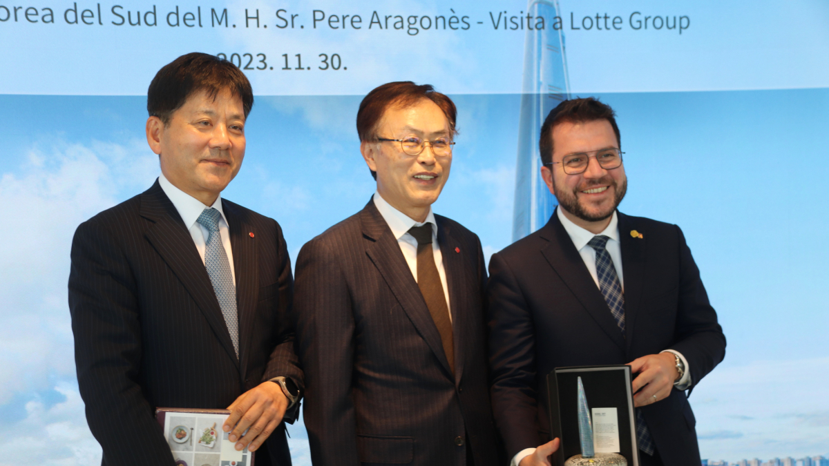 El presidente de la Generalitat, Pere Aragonès, con los directivos de Lotte Energy Materiales, la compañía que está invirtiendo en una planta para fabricar láminas de cobre en Mont-roig del Camp.