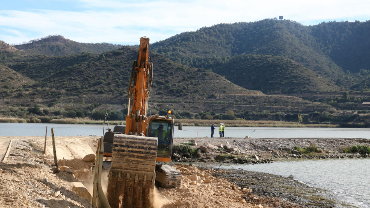 Imatge d'uns treballs per condicionar l'àrea i poder fer la mobilització de sediments al Pantà de Riba-roja.