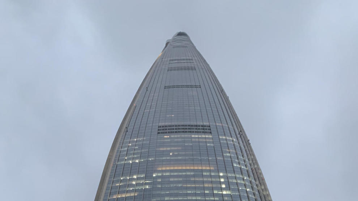 En el 2017 la familia Shin ve cumplido un sueño con la inauguración de un gigantesco rascacielos en Seúl -es el más alto de Corea del Sur y el sexto edificio más alto del mundo- que sirva de sede para la compañía.