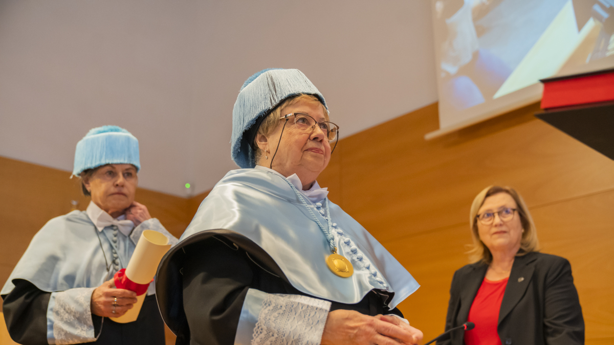 Olga Xirinacs en l’acte de nomenament com a doctora ‘honoris causa’ per la URV.