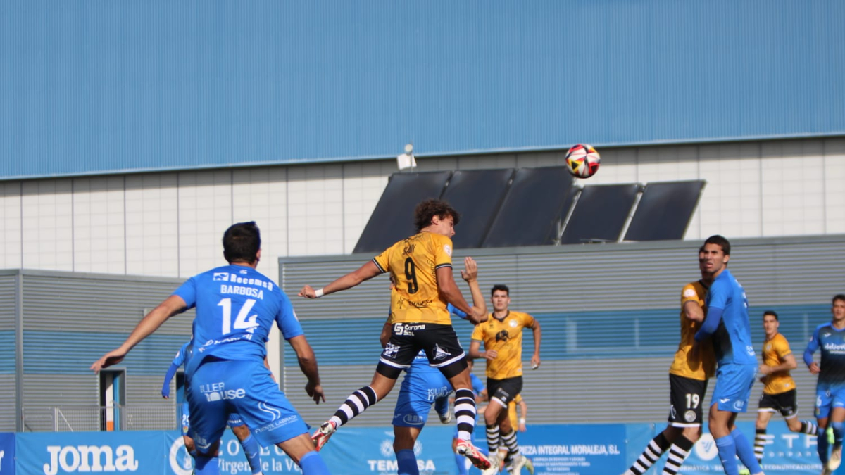 Slavy, el pichichi del Unionistas de Salamanca, rematando a puerta contra el Fuenlabrada.