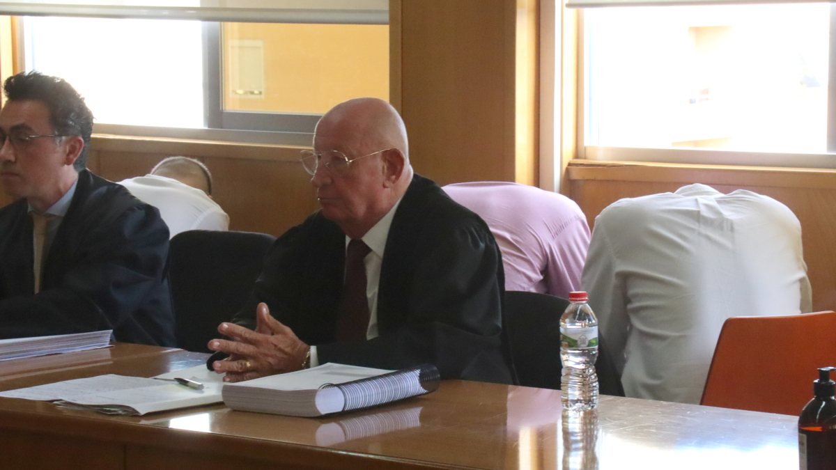 Els tres acusats, d'esquena, just abans de començar el judici per una violació a Cambrils el 2019.