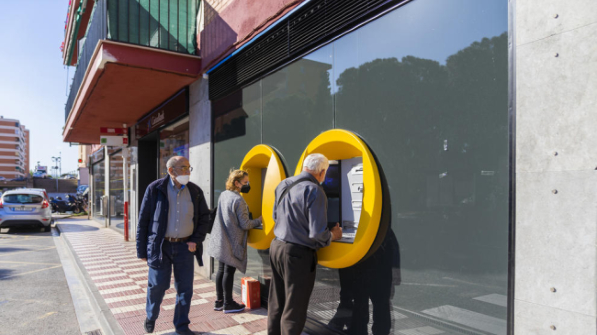 Imagen de un cajero automático de Caixabank a Sant Pere i Sant Pau.