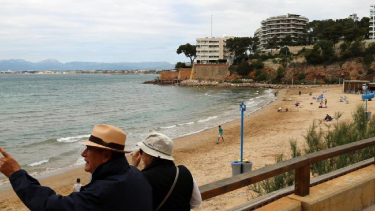 Imatge d'uns visitants a la costa tarragonina durant el pont de la Puríssima.