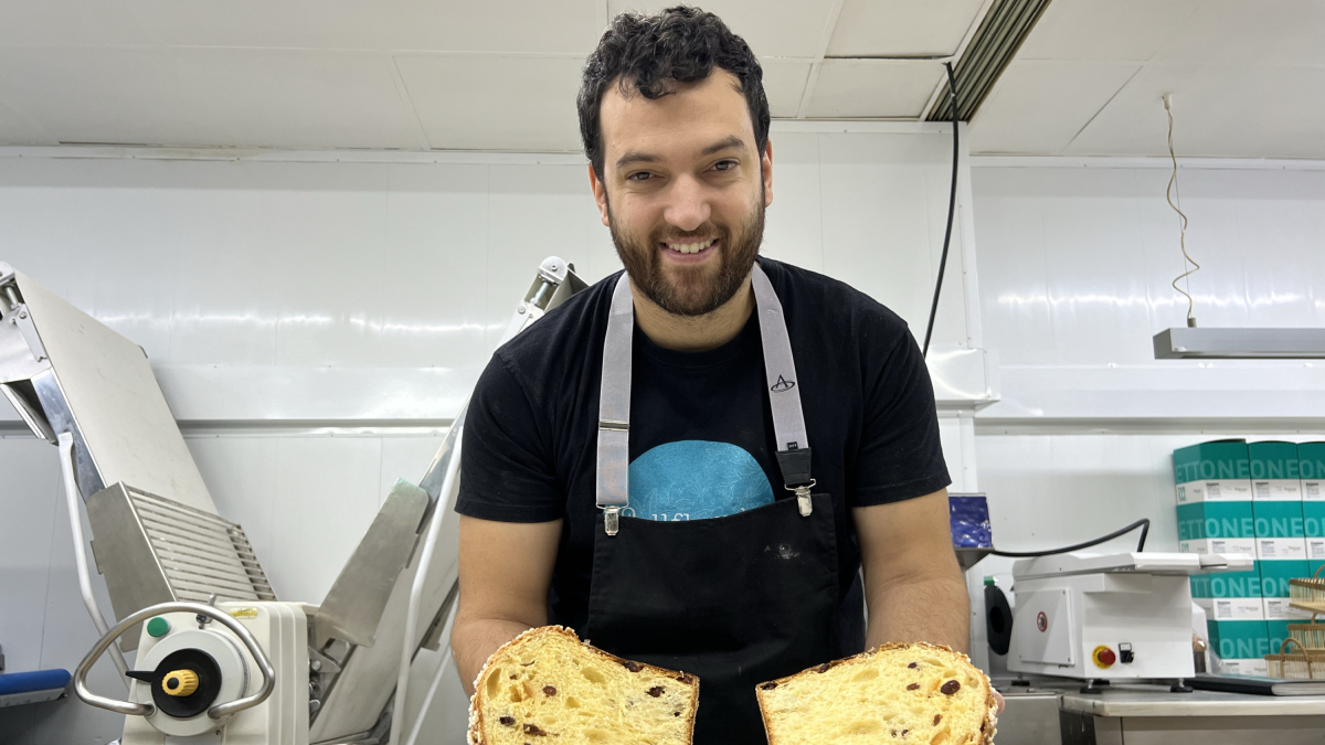El propietario de la pastelería Vallflorida de Sant Esteve de Palautordera muestra un panetone abierto por la mitad.