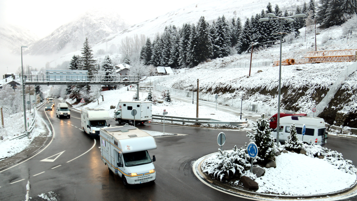 Autocaravanas durante la marcha lenta en la rotonda de entrada en el núcleo urbano de Vàqueira.