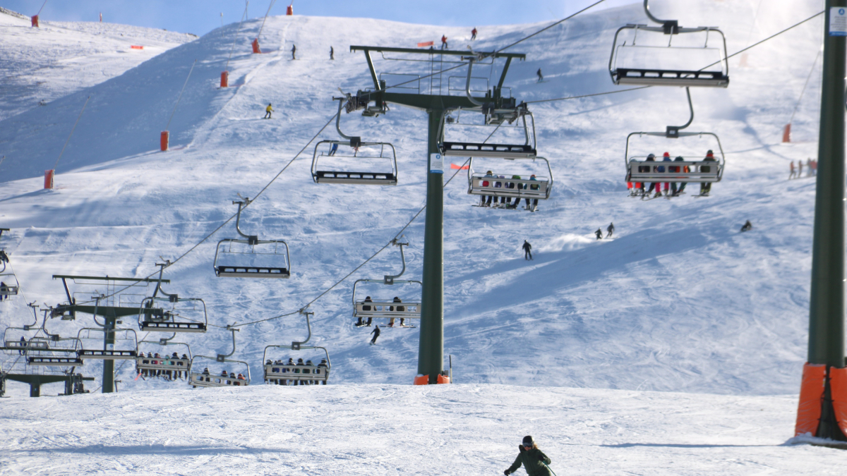 Imagen de archivo de una esquiadora durante el primer día de la temporada de esquí 2023-2024 en Baqueira Beret.