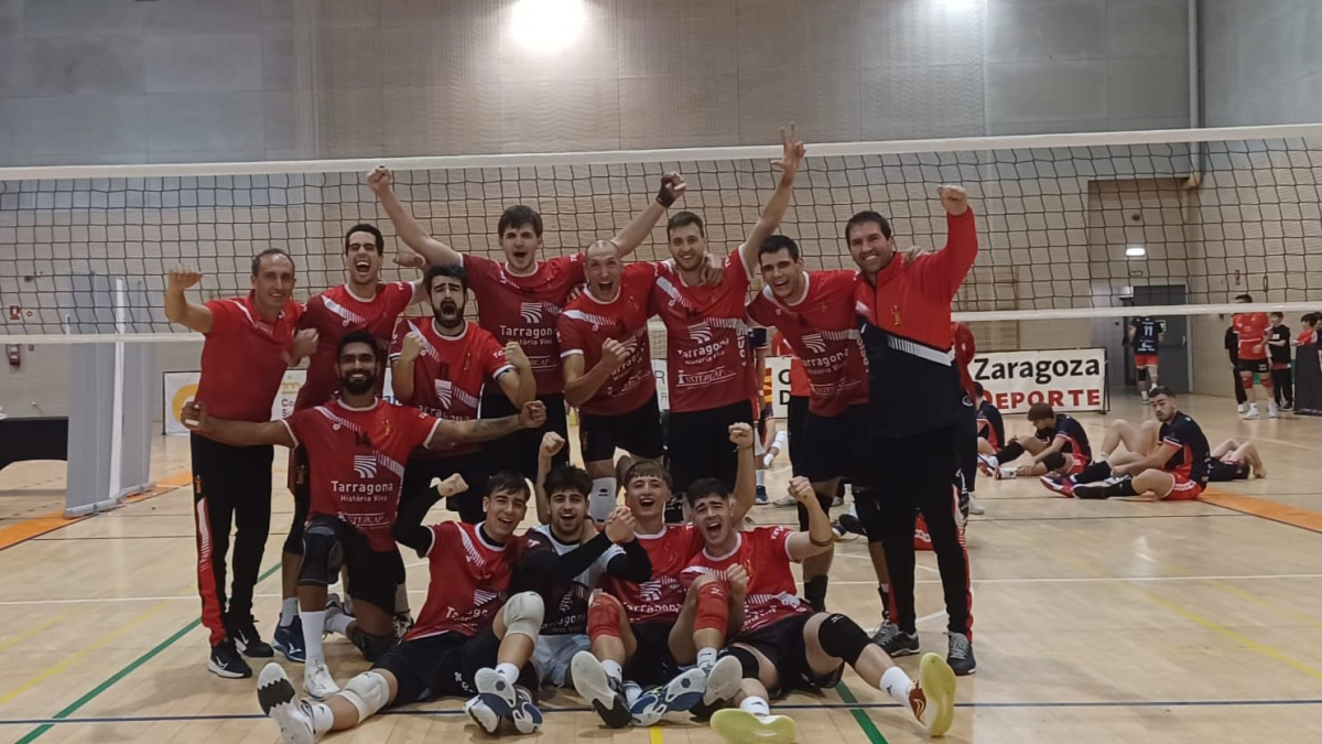 Els jugadors del CV Sant Pere i Sant Pau celebrant la victòria.