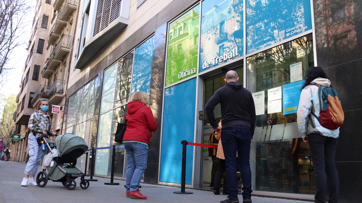 Plano abierto de la Oficina de Trabajo en Barcelona.
