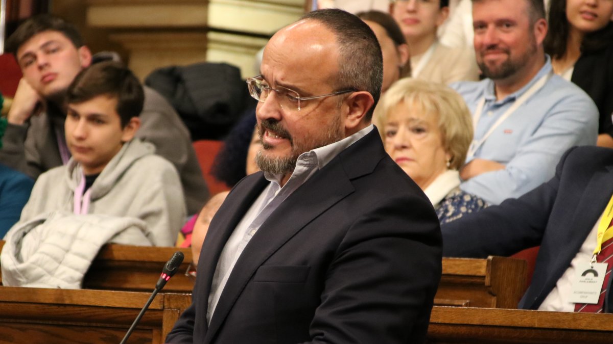 El president del PPC, Alejandro Fernández, durant la sessió de control al Govern i al president de la Generalitat.